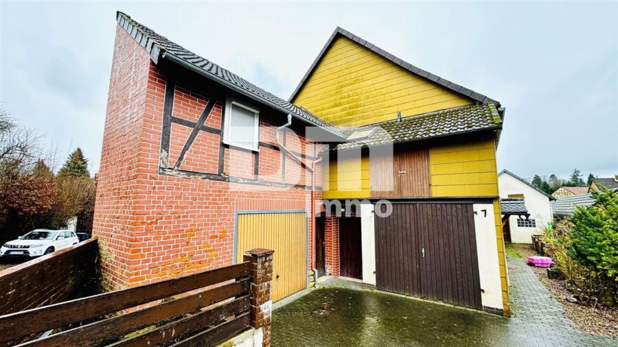 Ein- bis Zweifamilienhaus mit Anbau und Nebengebäude auf großem Grundstück - Frontansicht / Zufahrt 2 / Einfahrt zu WE2